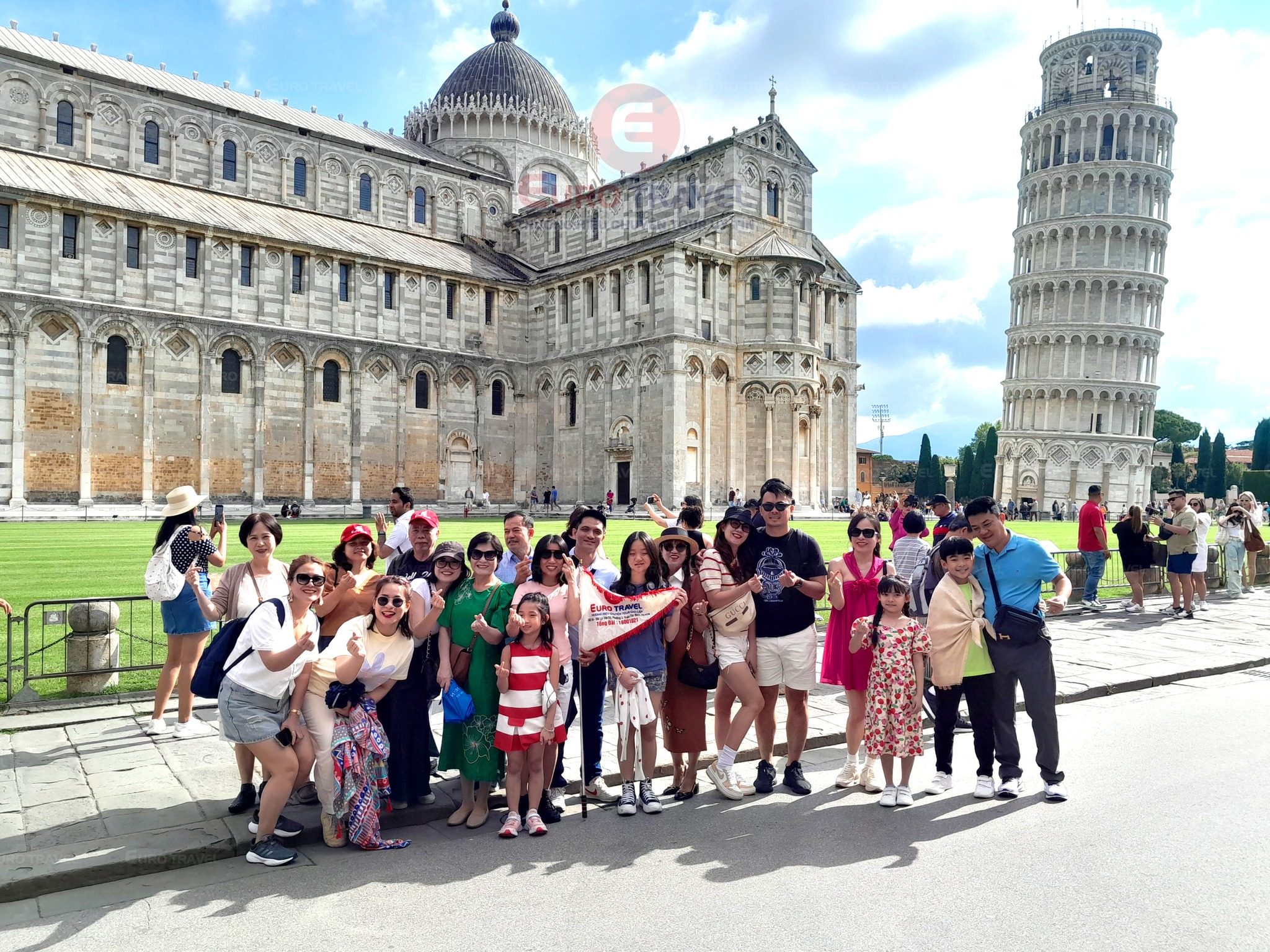 Du khách của EuroTravel tham quan tại tháp nghiêng Pisa