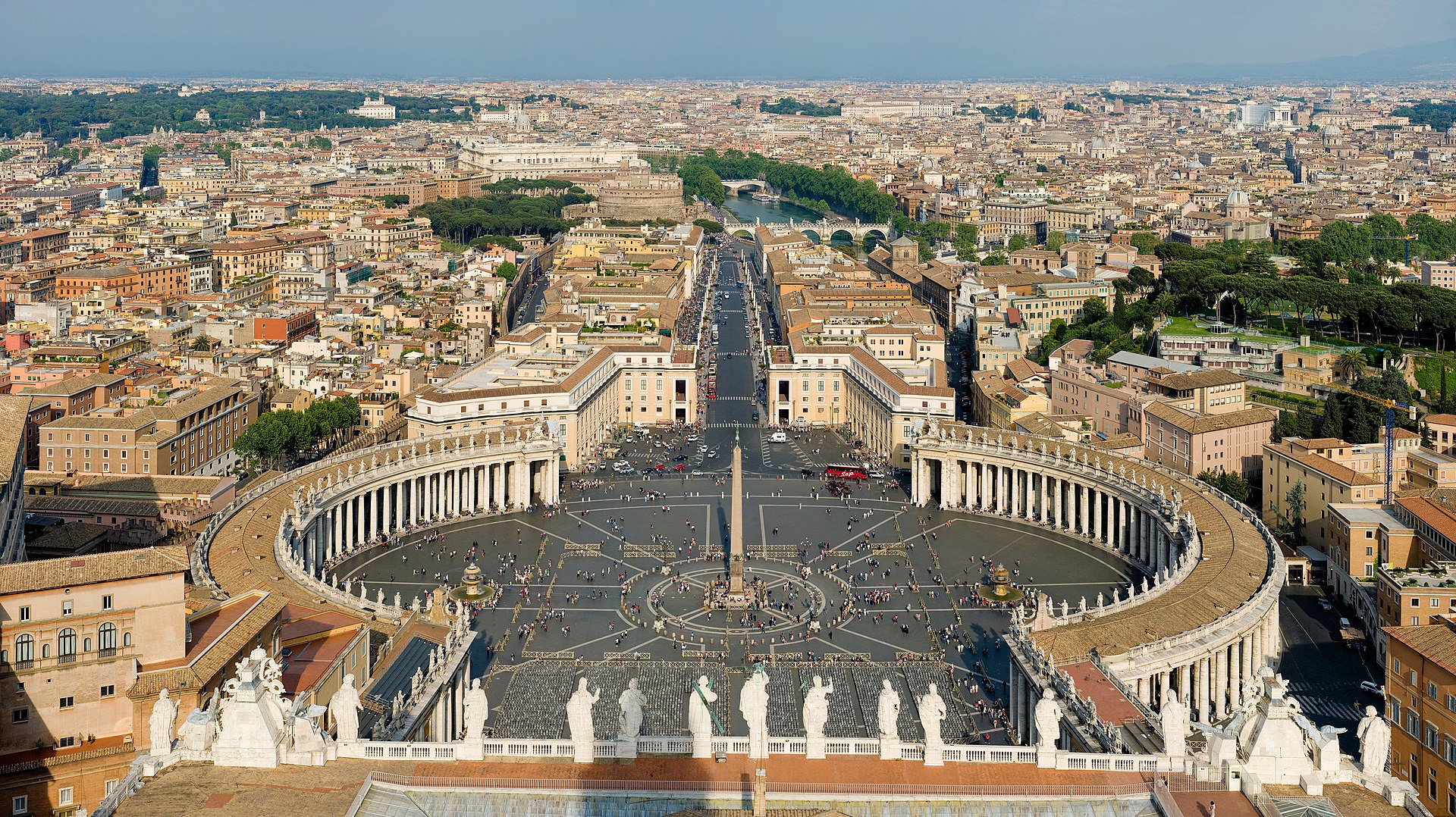 Quảng trường Thánh Peter - một trong những địa điểm nổi tiếng và linh thiêng nhất của Vatican