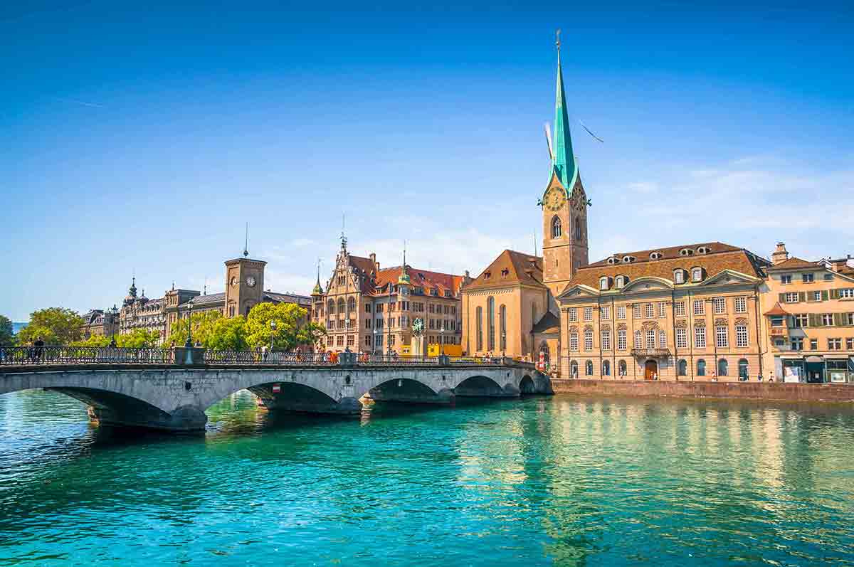 Zurich là một thành phố cổ với hơn 2000 năm tuổi