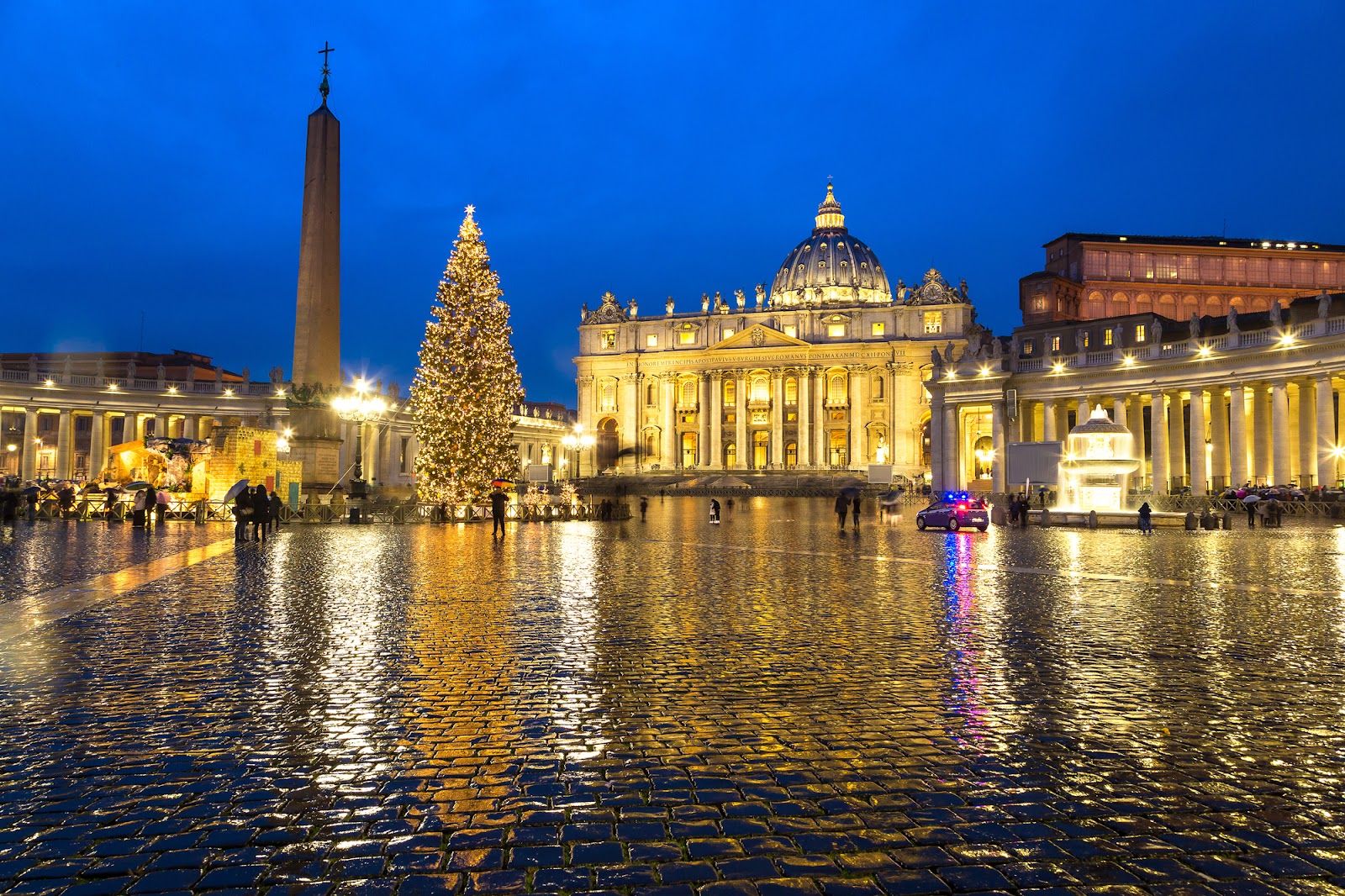 Ánh đèn trang trí Giáng sinh lung linh phản chiếu trên mặt nước tại Rome