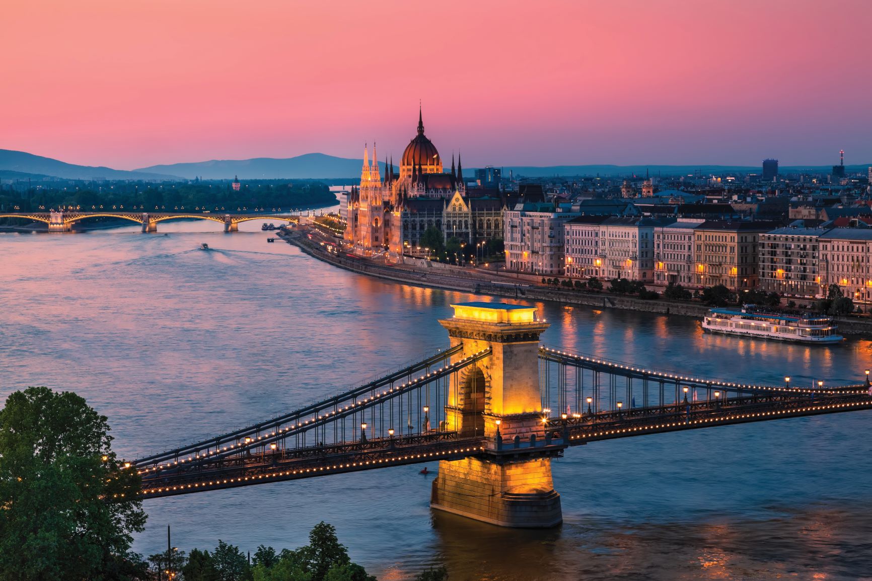 Thành phố Budapest lung linh trong đêm Giáng Sinh 