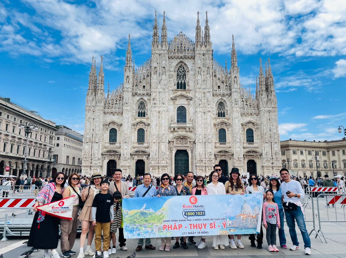 Du khách nhà EuroTravel ghé thăm Nhà thờ Milan