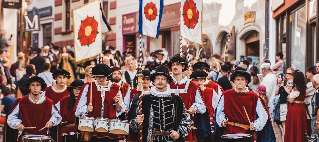 Lễ hội Năm Cánh Hoa tại Cesky Krumlov diễn ra thường niên vào tháng 6