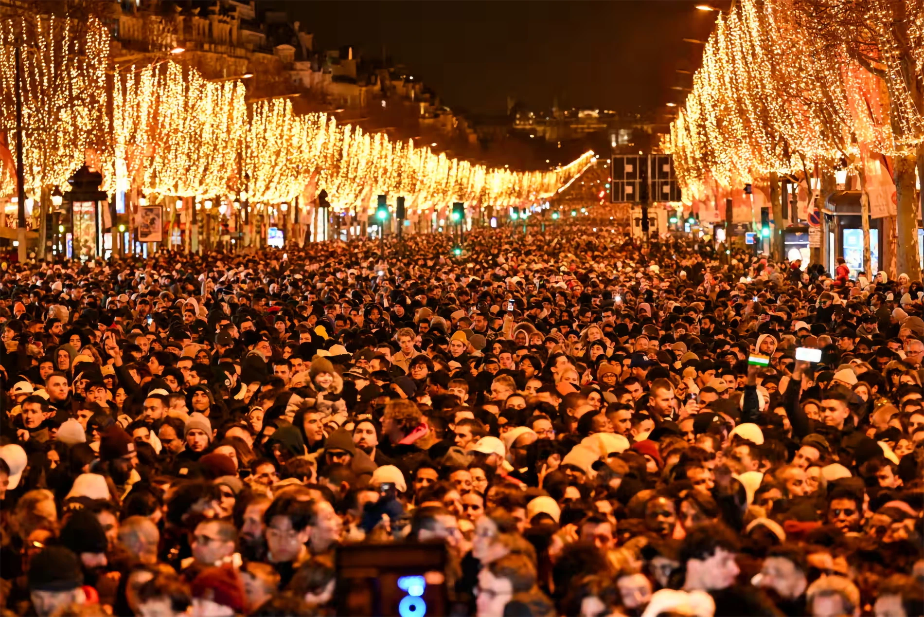 Mọi người tụ họp về Đại lộ Champs Elysees để chiêm ngưỡng Pháo hoa đêm Giao thừa