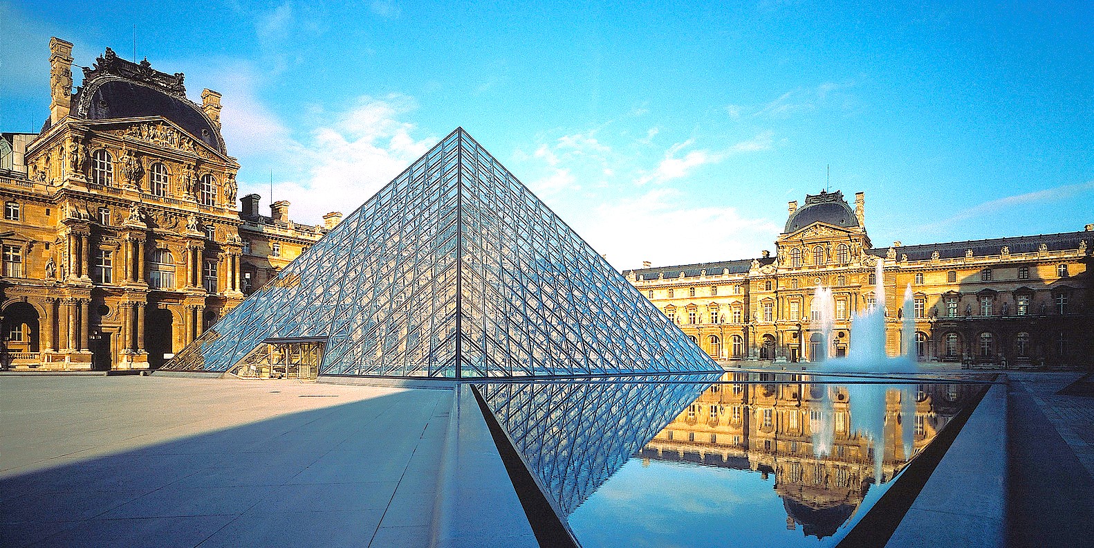 Kim tự tháp kính nổi tiếng nhất tại Bảo tàng Louvre