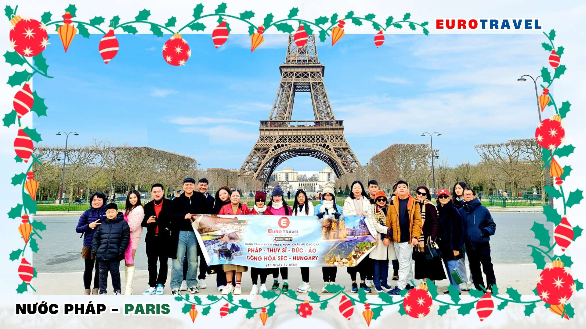 Đoàn khách nhà EuroTravel check-in cùng Tháp Eiffel dưới trời đông mát lạnh