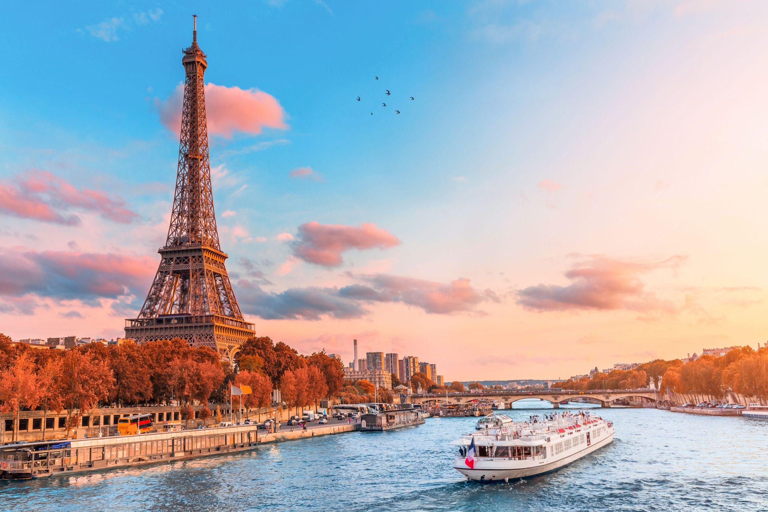 Chiêm ngưỡng toàn cảnh kinh đô ánh sáng Paris trên dòng sông Seine nổi tiếng 