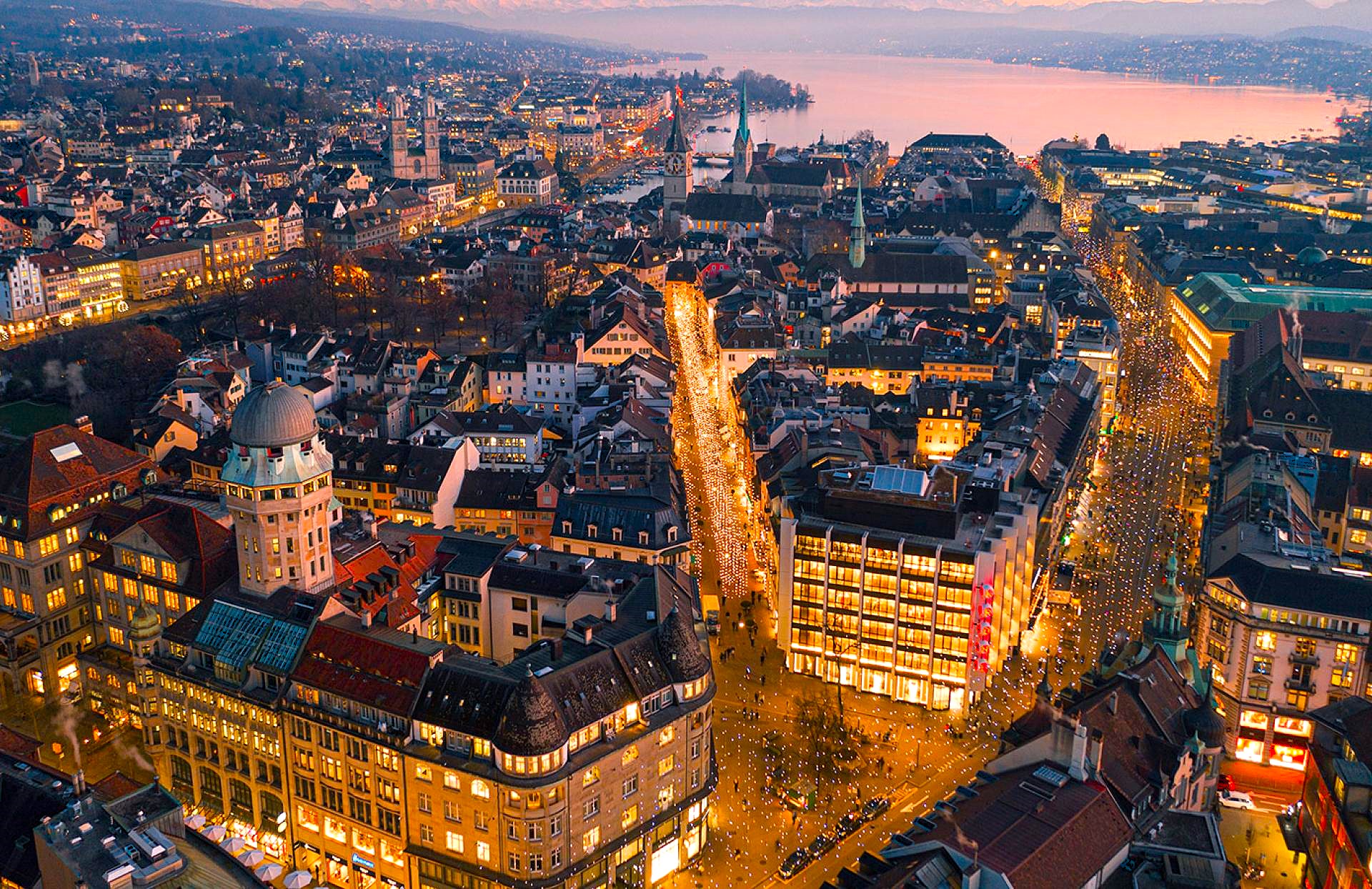 Toàn cảnh ánh đèn rực sáng tại thành phố Zurich, Thụy Sỹ