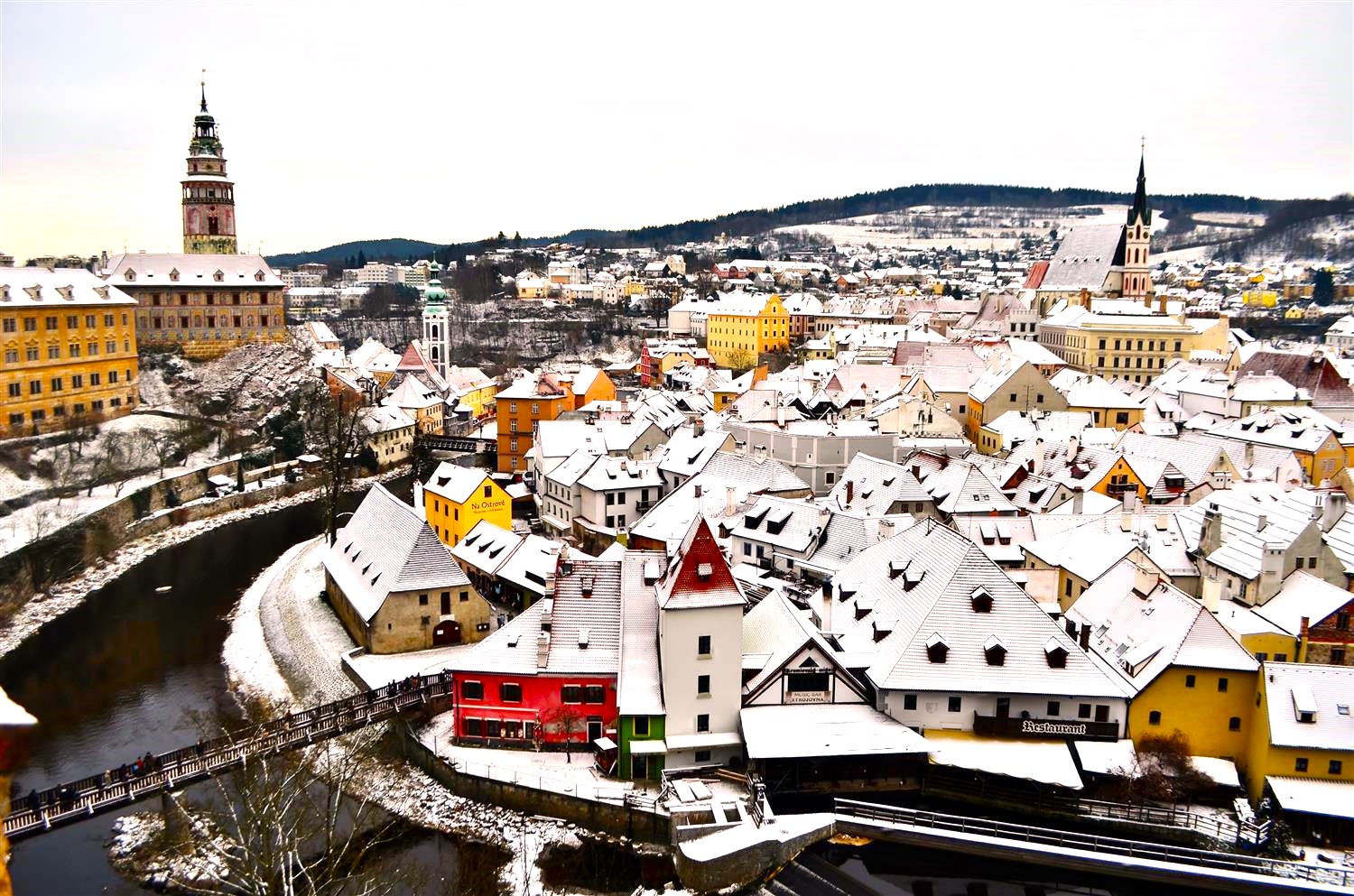 Toàn cảnh thị trấn Cesky Krumlov cổ tích phủ lớp tuyết trắng huyền diệu