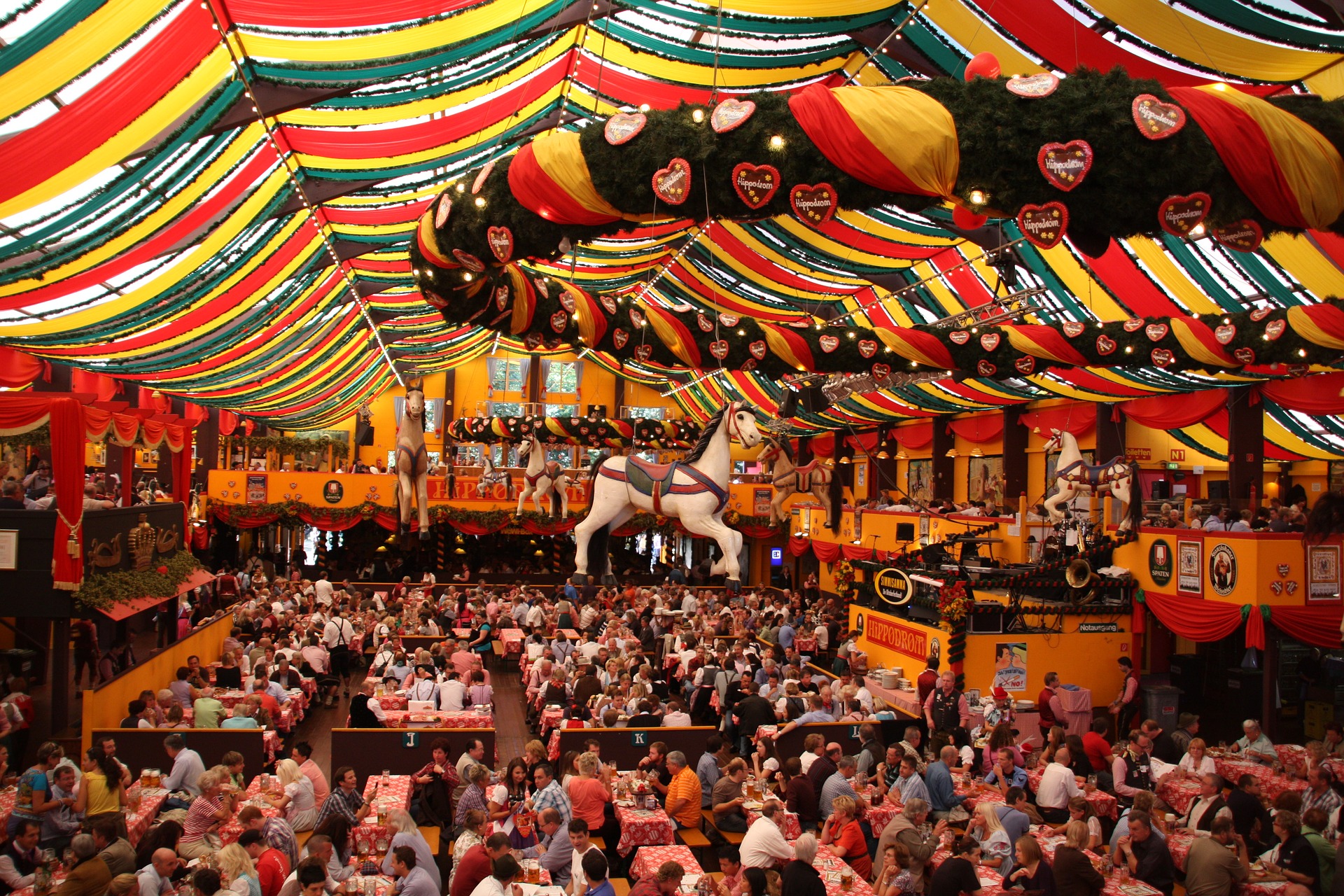 Khách tham dự Oktoberfest sẽ ngồi trong những lều nhỏ để thưởng thức bia và món ăn truyền thống