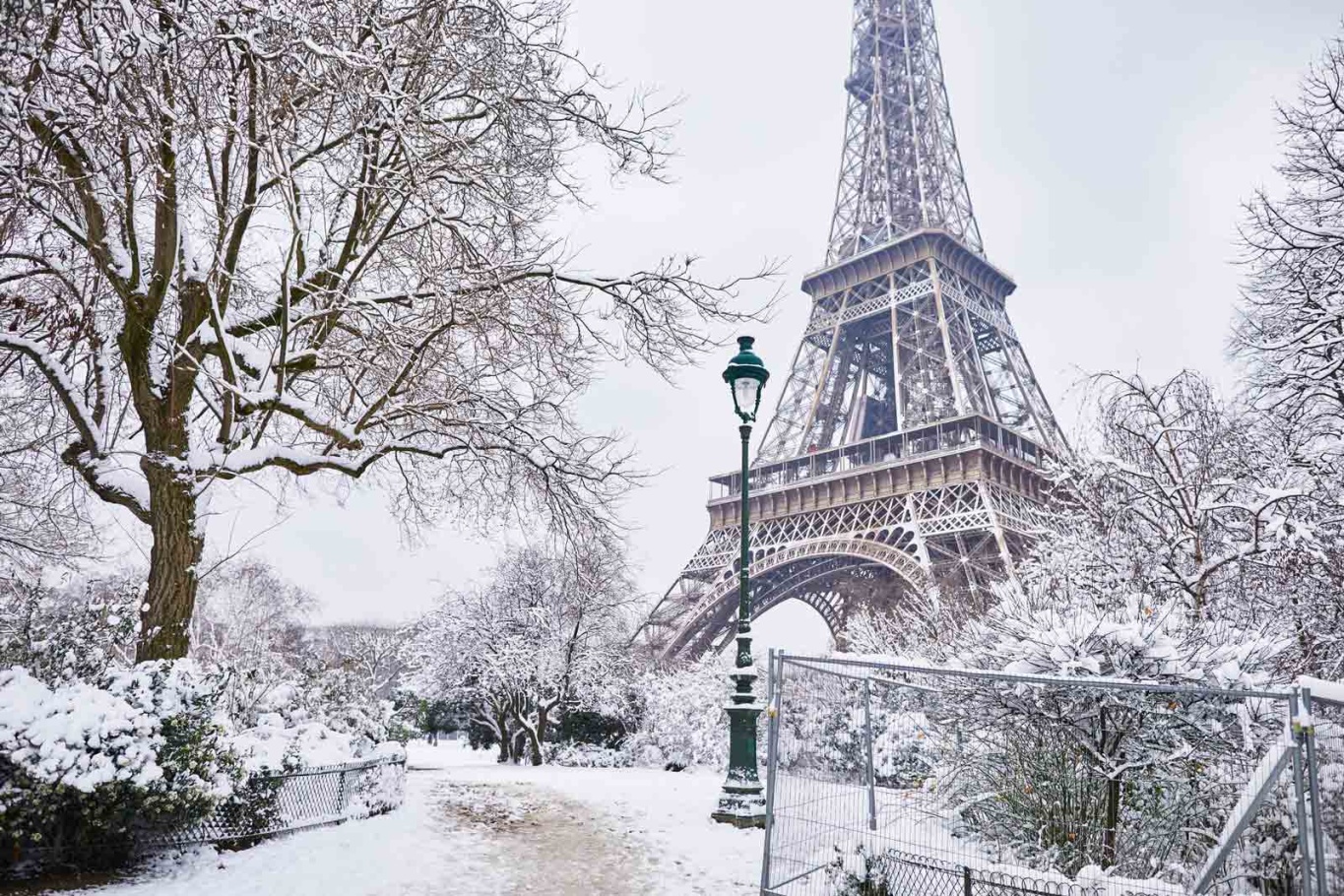 Chiêm ngưỡng cảnh sắc mùa đông dưới lớp tuyết trắng xóa tại thủ đô Paris