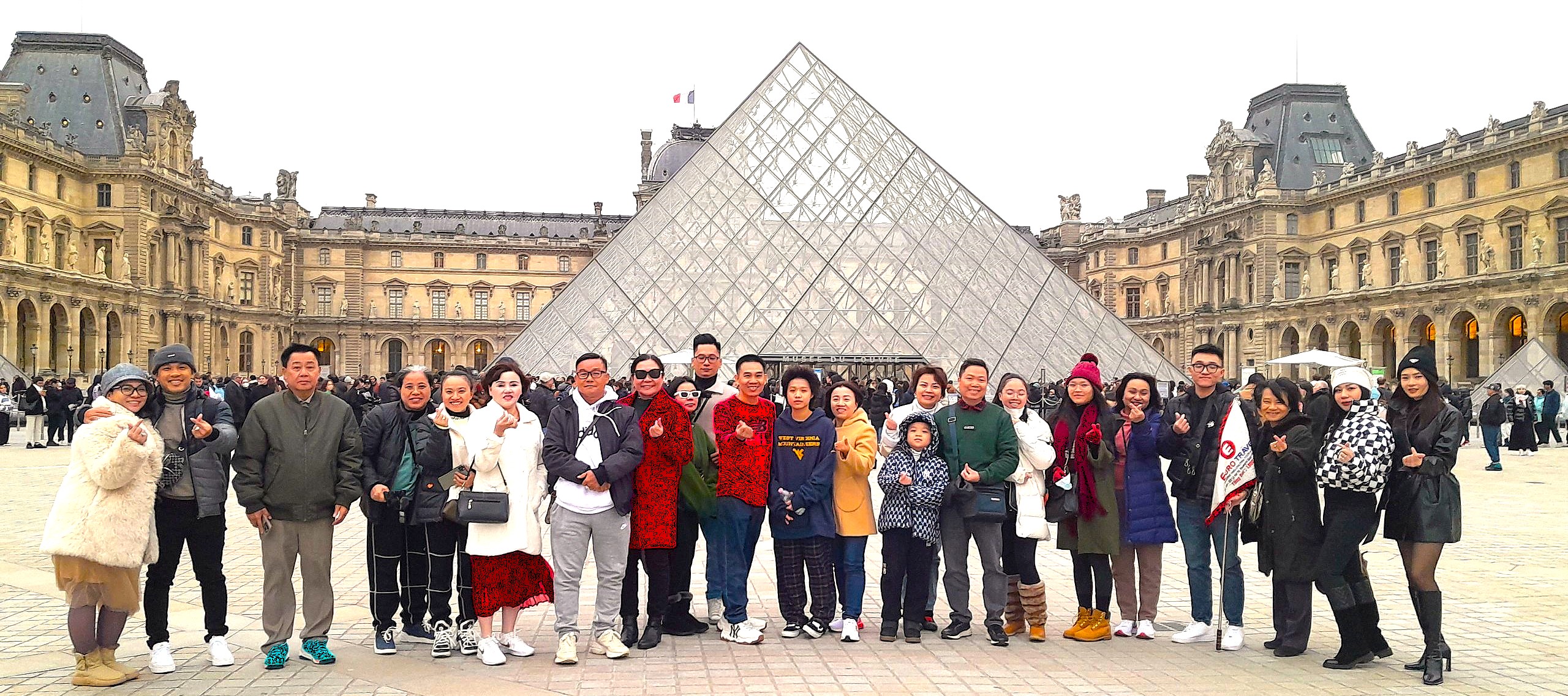 Đoàn khách EuroTravel tham quan tại Bảo tàng Louvre lừng danh