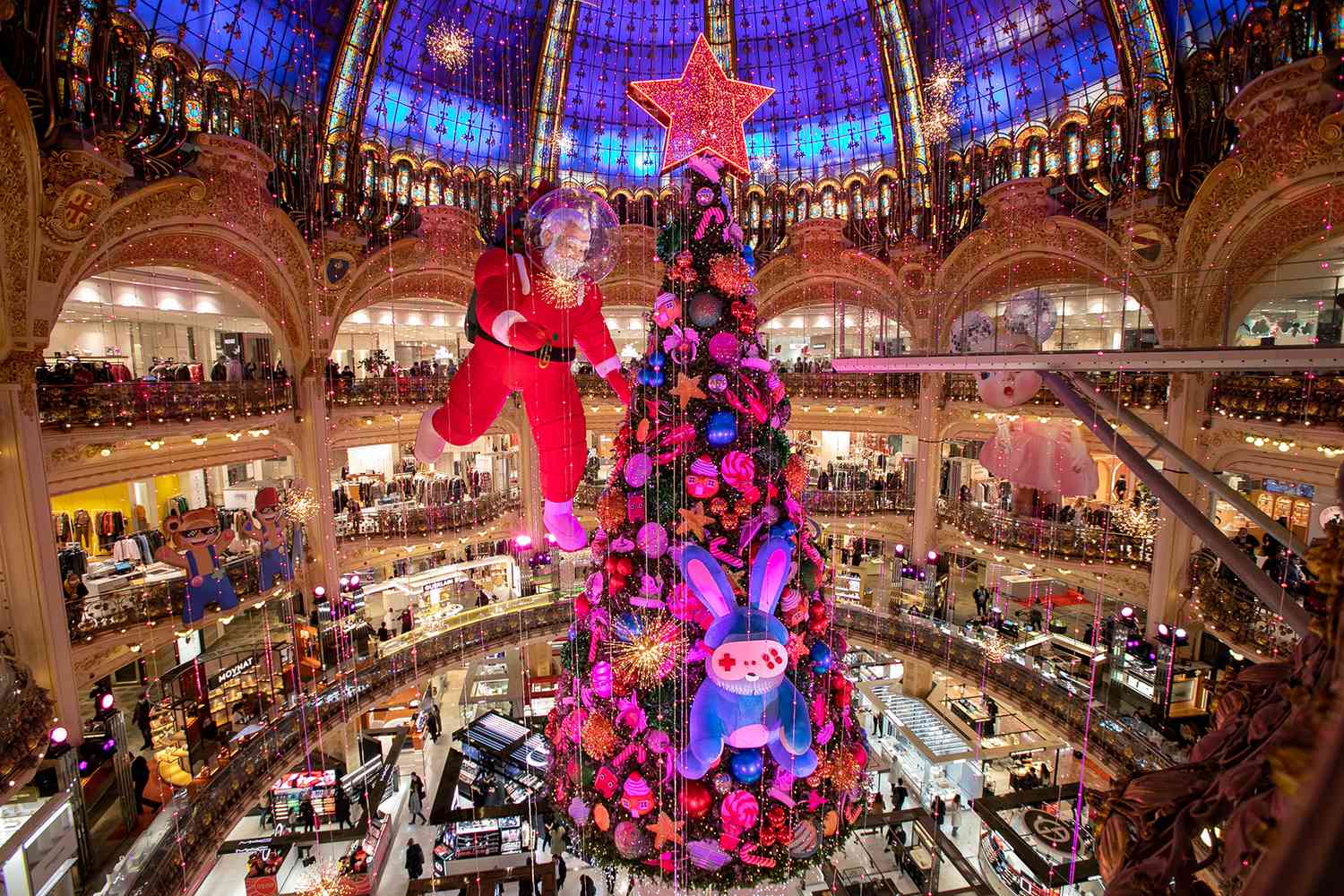 Cây thông Noel trang trí độc đáo tại Trung tâm mua sắm Galeries Lafayette