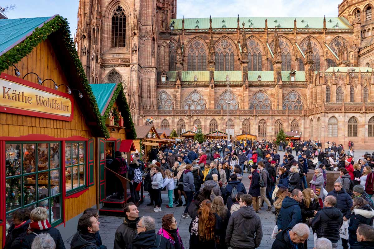 Chợ Giáng sinh bên cạnh Nhà thờ Strasbourg