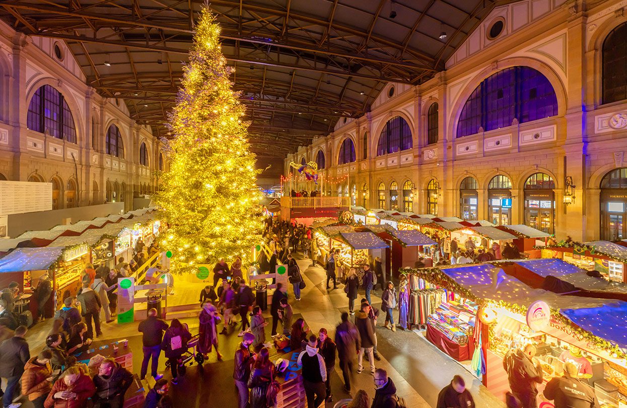 Chợ Giáng sinh tại nhà ga Hauptbahnhof với cây thông Noel khổng lồ bằng hàng ngàn viên pha lê Swarovski lấp lánh