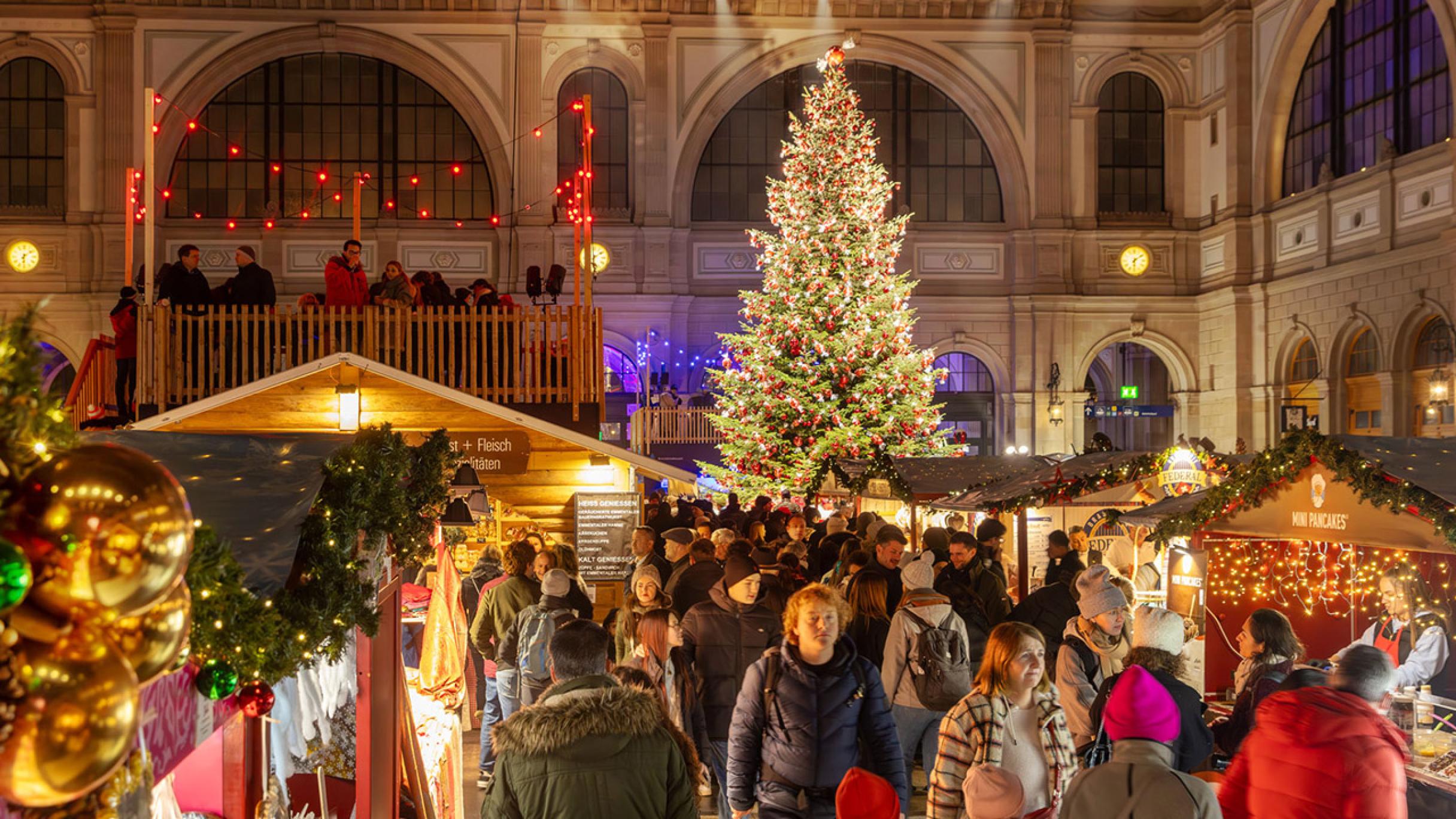 Không khí nhộn nhịp tại Chợ Giáng sinh Zurich Hauptbahnhof