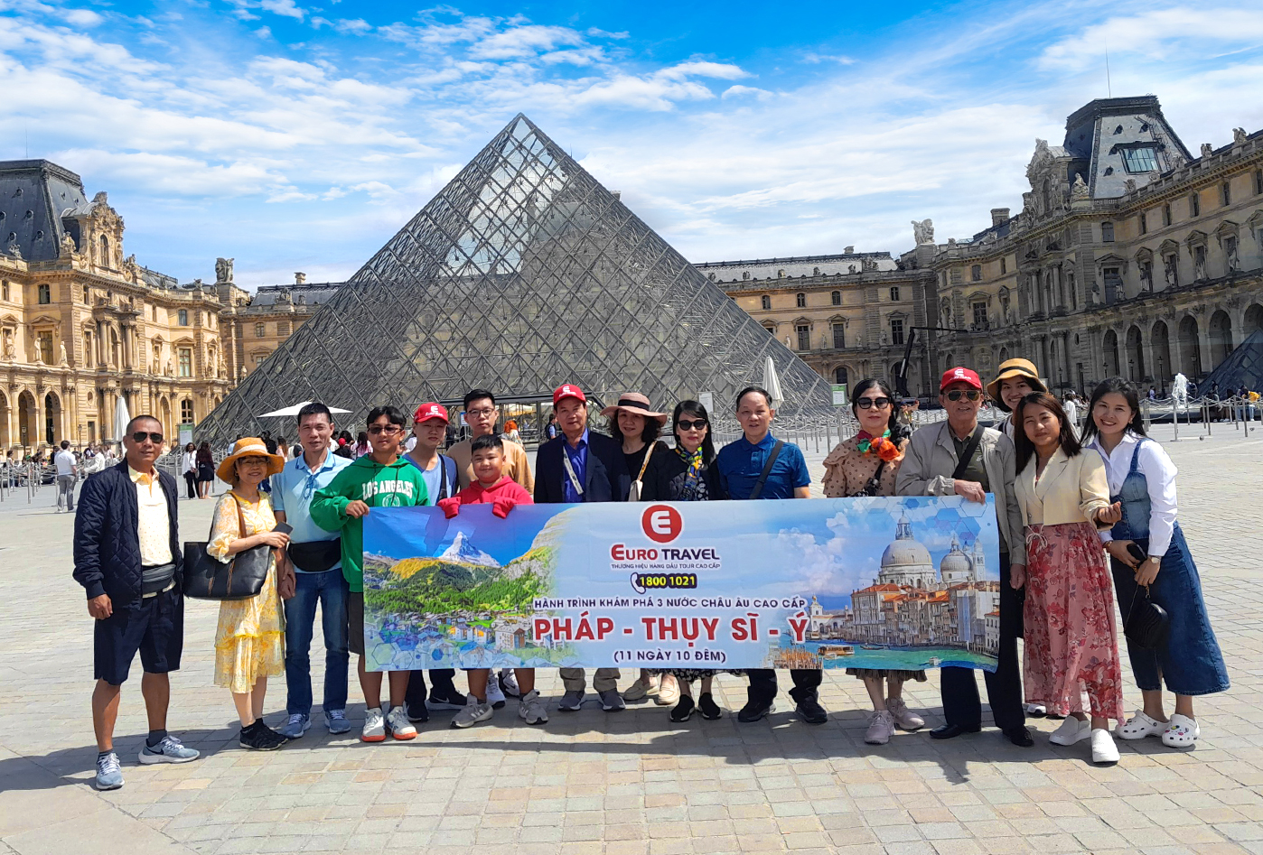 Đoàn khách EuroTravel tham quan bên trong Bảo tàng Louvre lừng danh