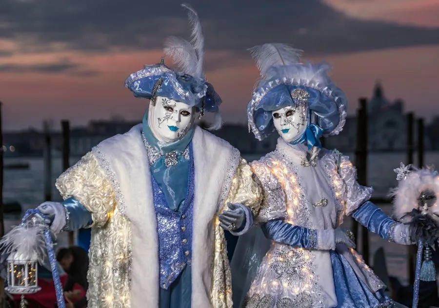 Những bộ quần áo lộng lẫy và mặt nạ cầu kỳ tại lễ hội Carnival nước Ý.