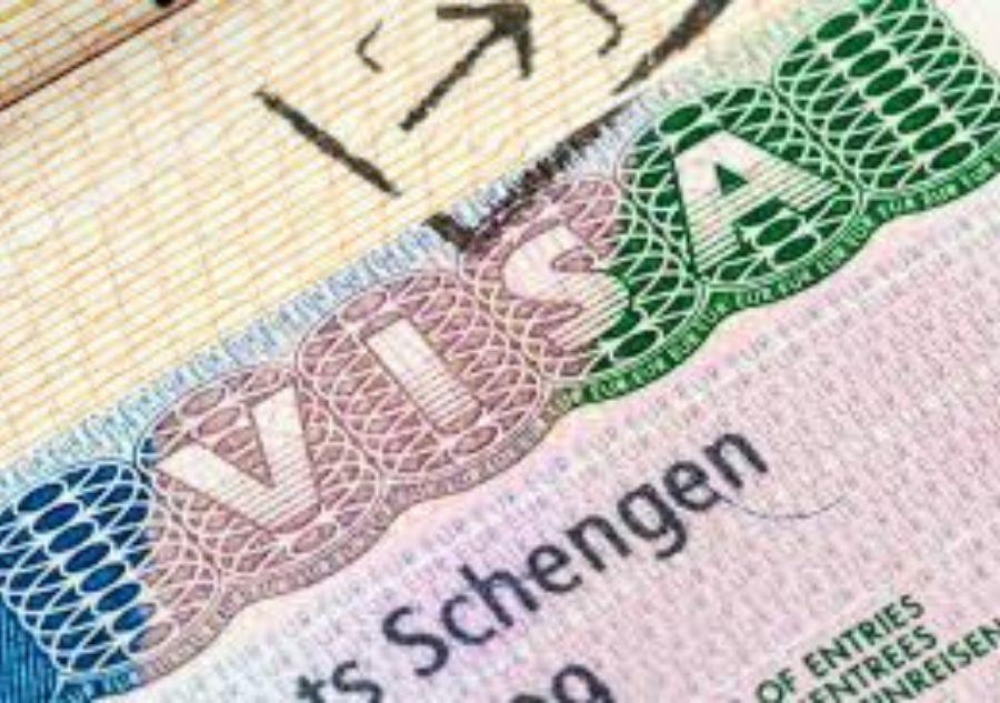 Để ghé thăm các quốc gia Châu Âu, Du khách nên xin visa Schengen để tiện di chuyển giữa các nước thành viên.